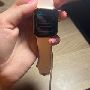 Apple Watch SE. Gold aluminum case. Pink sand sport band